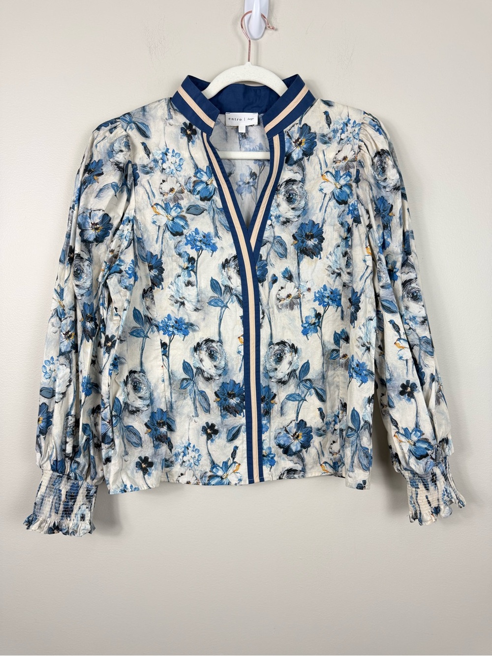 Entro Top Womens Large White Blue Floral Feminine Smocked Nautical Preppy Blouse